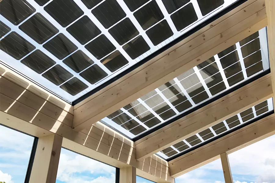 Glasdach mit Solarzellen
